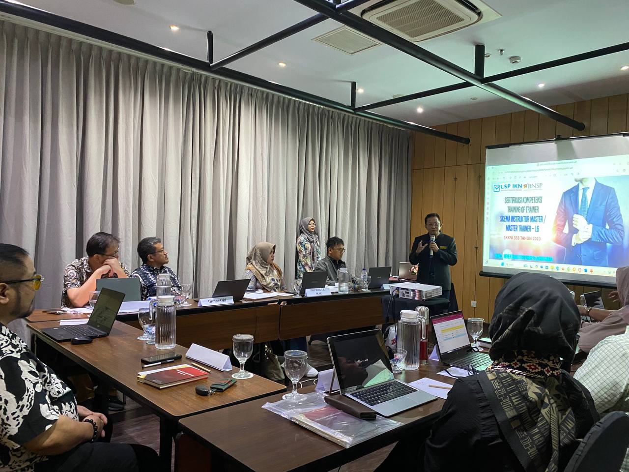 Mengukir Profesionalisme di Dunia Kerja: Pentingnya Sertifikasi Kompetensi BNSP